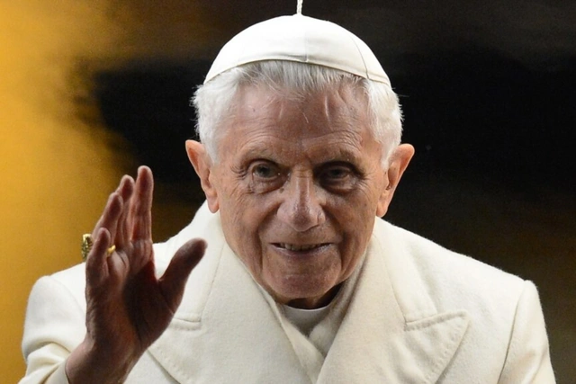 В Ватикане сообщили о тяжелом состоянии здоровья Бенедикта XVI